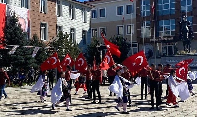 Hanak halkı Cumhuriyet coşkusunu birlikte yaşadı