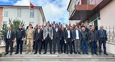 Hanak Kaymakamı Ahmet Sami Meram, muhtarlarla bir araya geldi