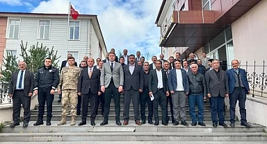 Hanak Kaymakamı Ahmet Sami Meram, muhtarlarla bir araya geldi
