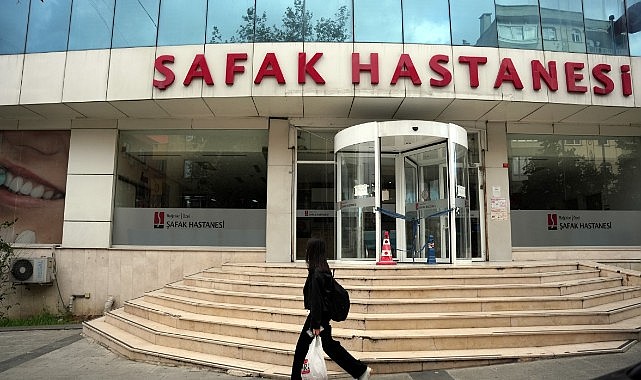 Hastane skandalında hastanenin camında ‘Yenidoğan dostu hastane’ yazılı görsel dikkat çekti
