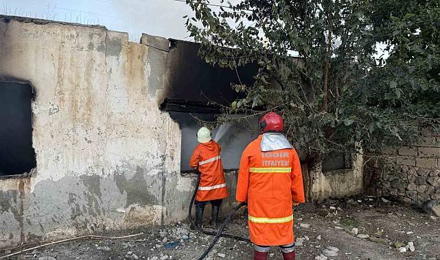 Iğdır'da metruk binada yangın