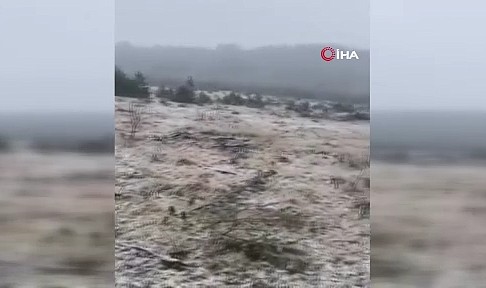 Kar yağışına yaylada yakalandı, koyunlarına türkü söyleyerek duygusal anlar yaşattı
