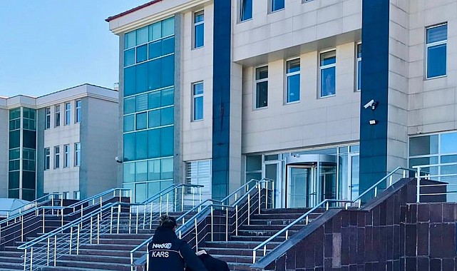 Kars'ta İranlı kadının makadından 94 parça uyuşturucu çıktı