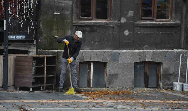Kars'ta temizlik işçilerinin yaprak mesaisi başladı