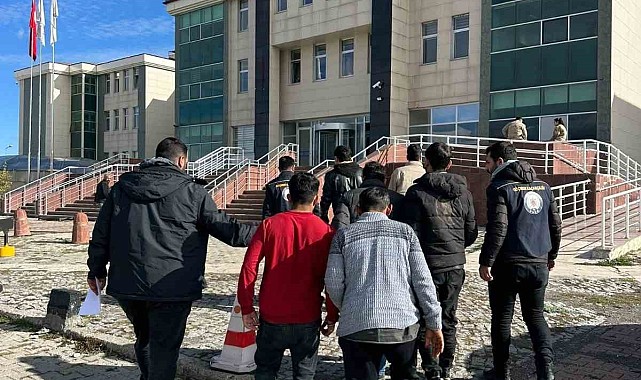 Kars'ta yakalanan göçmenlerin üzerinden sahte pasaport çıktı