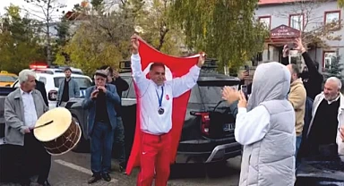 Kıdemli güreşçimiz Zeki Bayraktar Çıldır’da halaylarla karşılandı