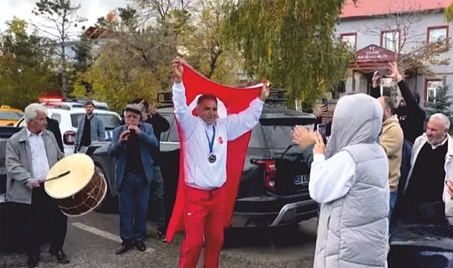 Kıdemli güreşçimiz Zeki Bayraktar Çıldır’da halaylarla karşılandı