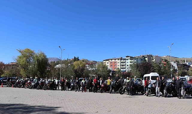 Motosikletçiler Oltu'da şov yaptı