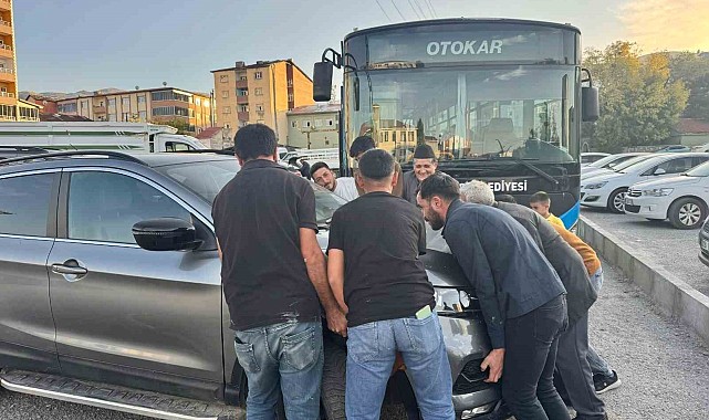 Muş'ta hatalı park edilen aracı vatandaşlar el birliğiyle yerinden kaldırdı