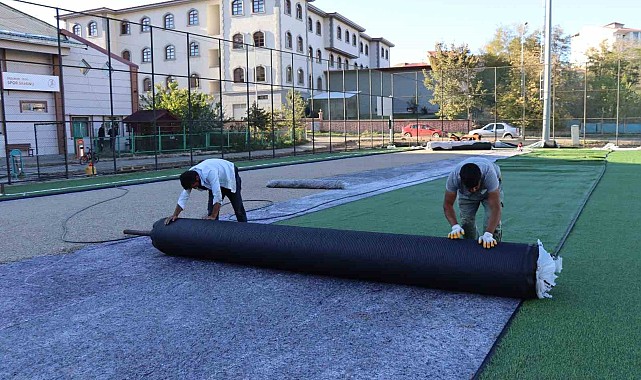Oltu'da stadyumun zemini yenileniyor