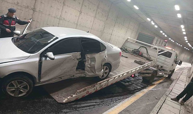 Otomobil bariyerlere çarptı 1 yaralı