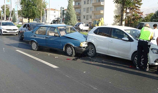 Otomobil ile çarpışan Tofaş'ta önemli hasara meydana geldi