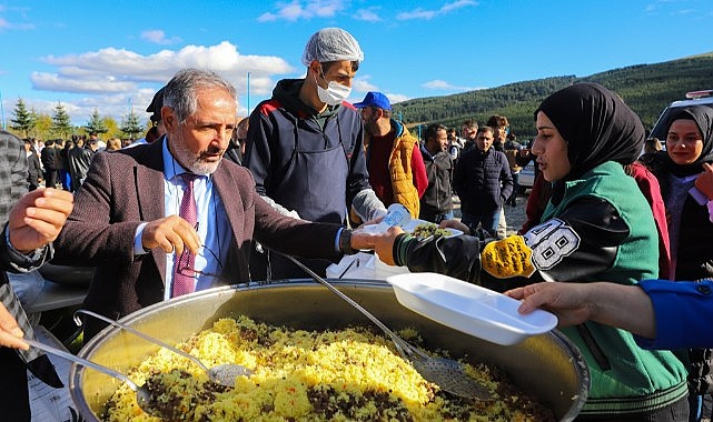 Rektör Biber öğrencilere pilav dağıttı