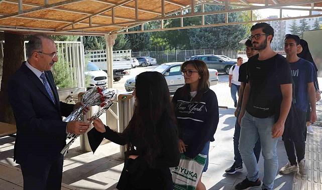 Rektör Göktaş, öğrencileri karanfillerle karşıladı