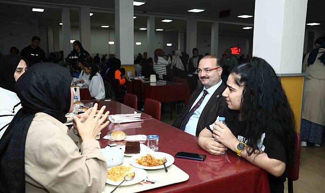 Rektör Hacımüftüoğlu, yemekte öğrencilerle bir araya geldi