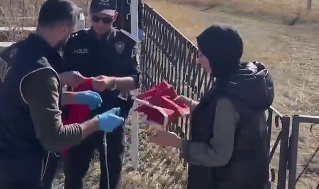 Şehidin kabrinin temizliğini ve bakımını el birliğiyle yaptılar