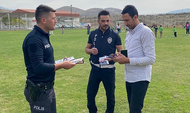 Üzümlü'de polisler bilgilendirme faaliyetinde bulundu