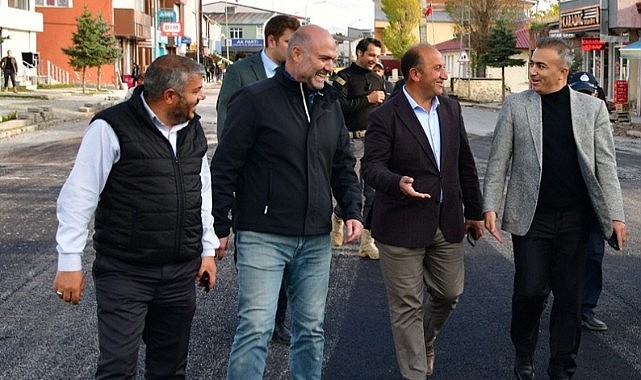 Vali Çiçek, Hanak’ta yol yapımı, Damal’da tır parkını denetledi