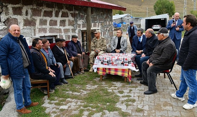 Vali Çiçek, köylülerin sorunlarını dinledi