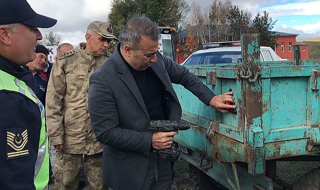 Vali Çiçek, trafikte reflektörün önemine dikkat çekti