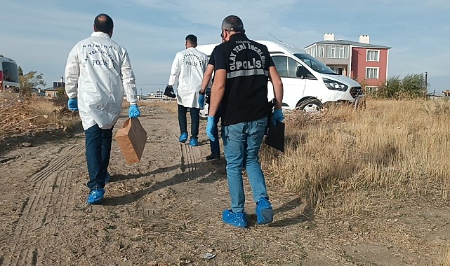 Van Gölü sahilinde Rojin'e ait olduğu iddia edilen kıyafet parçaları bulundu