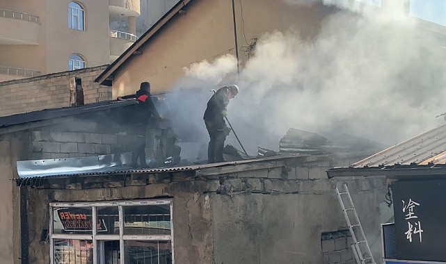 Yüksekova'da bir iş yerinde yangın çıktı