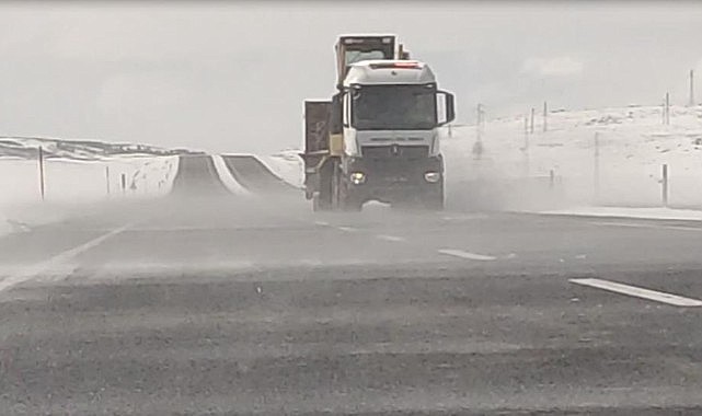 Ardahan'ın yüksek kesimlerinde etkili olan tipi ulaşımı aksatıyor