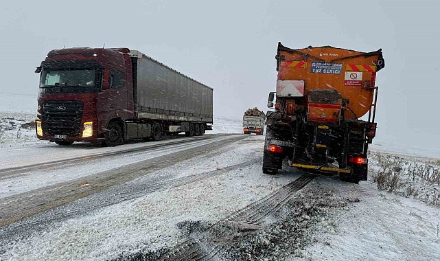Ardahan'da çok sayıda araç buzlanma nedeniyle yolda kaldı