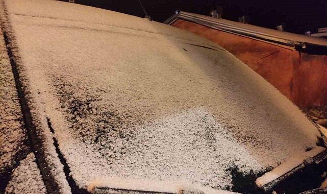 Ardahan'da gece saatlerinde kar yağışı ve tipi etkili oldu