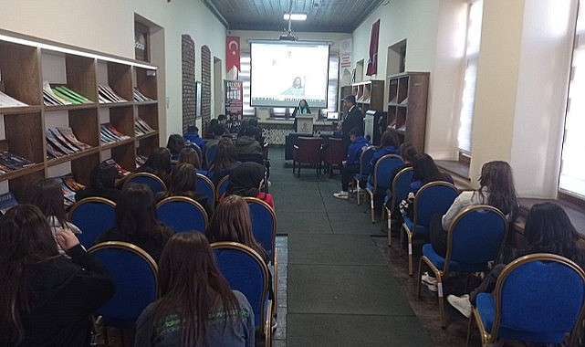 ARÜ’lü Akademisyen Filiz Öztürk, kariyer yolculuğunu lise öğrencileriyle paylaştı