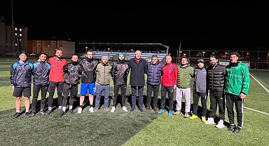 Başkan Budak, Göle Belediyespor ‘un gece antrenmanını izledi, futbolculara moral verdi