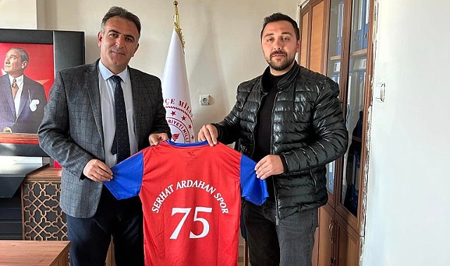 Başkan Engin, İlçe Milli Eğitim Müdürü Yolcu'ya forma hediye etti