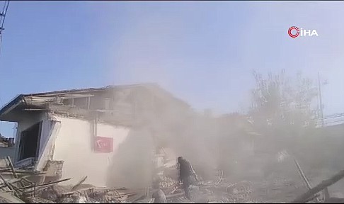 Bayrak hassasiyeti yıkımı durdurdu