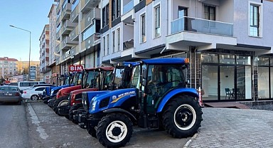 Belediyenin duyarsızlığı! Kaldırımları traktör galerilerinin işgaline bıraktı
