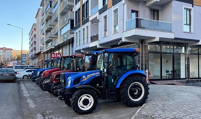 Belediyenin duyarsızlığı! Kaldırımları traktör galerilerinin işgaline bıraktı