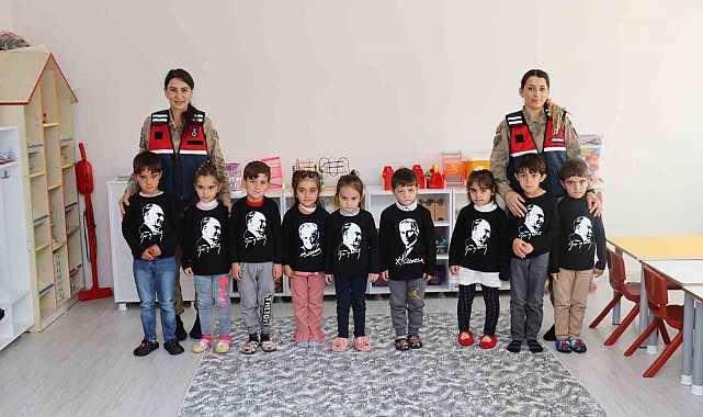 Bingöl'de jandarma, minik öğrencilerle Atatürk'ü andı