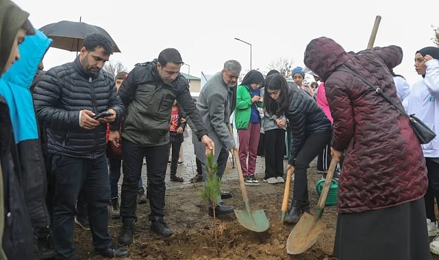Bingöl'de Yatılı Bölge Okulunda 300 fidan toprakla buluştu