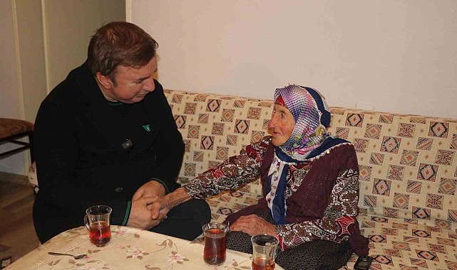 Çalışma azmiyle Türkiye'ye örnek olan 79 yaşındaki 'Dilber anne'yi Vali Aydoğdu evinde ziyaret etti