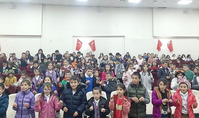 Çıldır’da çocuklar karagöz ile eğlendi