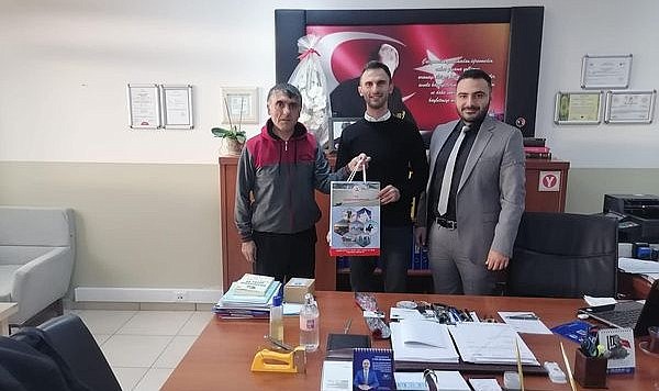 Çıldır'da Dart turnuvasında dereceye giren öğretmenler ödüllerini aldı