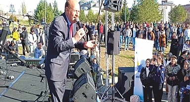 Çıldırlı aşık Yener Yılmazoğlu Kars’ta önce ağlattı sonra oynattı
