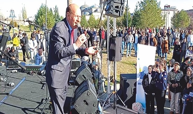 Çıldırlı aşık Yener Yılmazoğlu Kars’ta önce ağlattı sonra oynattı