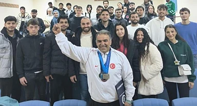Çıldırlı Milli Güreşçi Zeki Bayraktar, ARÜ’de düzenlenen söyleşiye katıldı