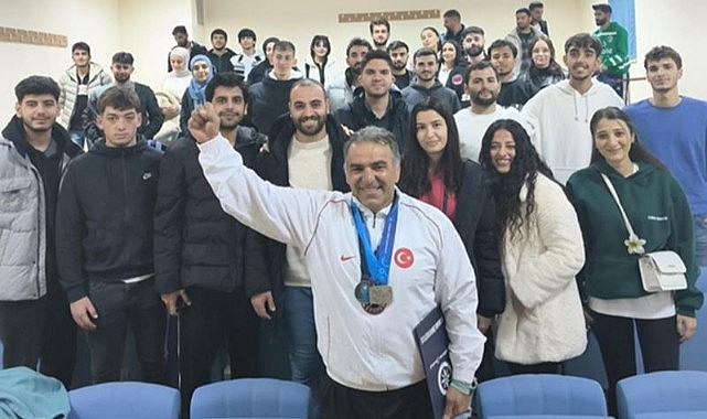 Çıldırlı Milli Güreşçi Zeki Bayraktar, ARÜ’de düzenlenen söyleşiye katıldı