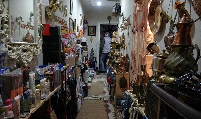 Emekli bankacının, evinin her köşesi 'hediyelik eşya' ile dolu