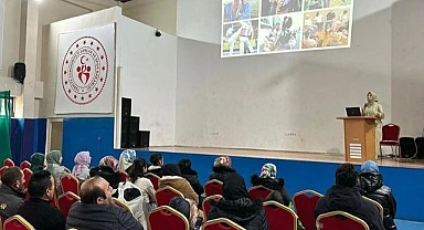 Gençlik Merkezi'nde etkili iletişim eğitimi verildi