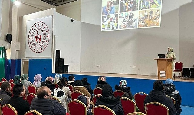 Gençlik Merkezi'nde etkili iletişim eğitimi verildi