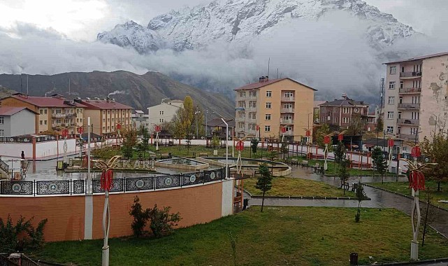 Hakkari'nin etrafını saran dağlar beyaza büründü