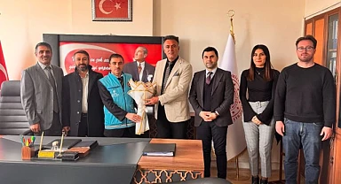 Hanak İlçe Müftüsü Kalkan ve ekibinden öğretmenlere çiçekli kutlama