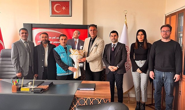 Hanak İlçe Müftüsü Kalkan ve ekibinden öğretmenlere çiçekli kutlama
